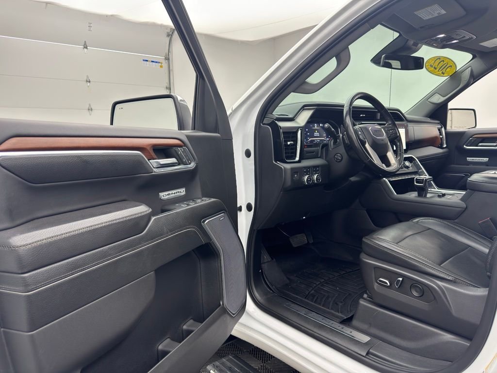 Used 2022 White Frost Tricoat GMC Denali image 10