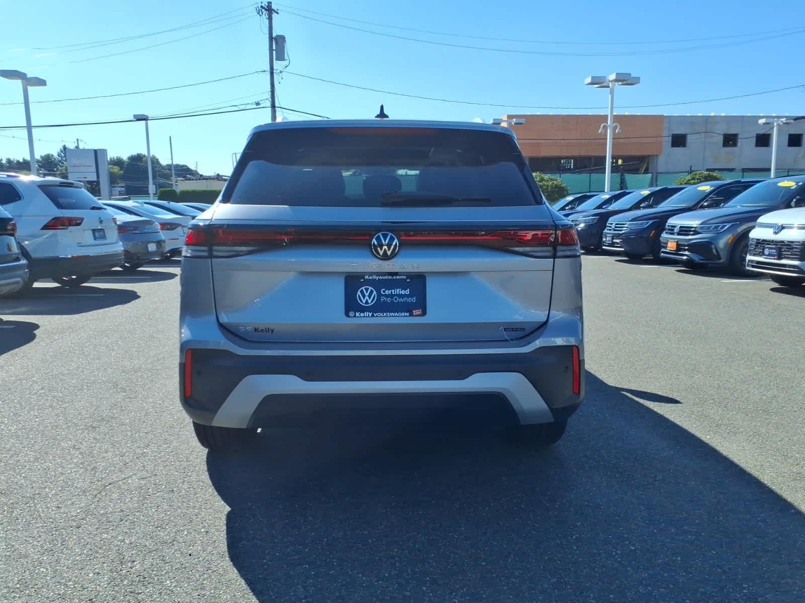 Certified Used 2025 Pyrite Silver Metallic Volkswagen SE image 6