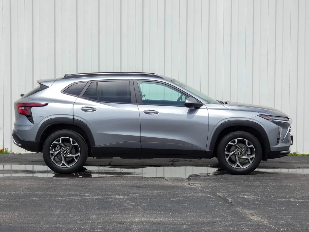 Used 2025 Chevrolet Trax LT with VIN KL77LHEP0SC238083 for sale in Kansas City