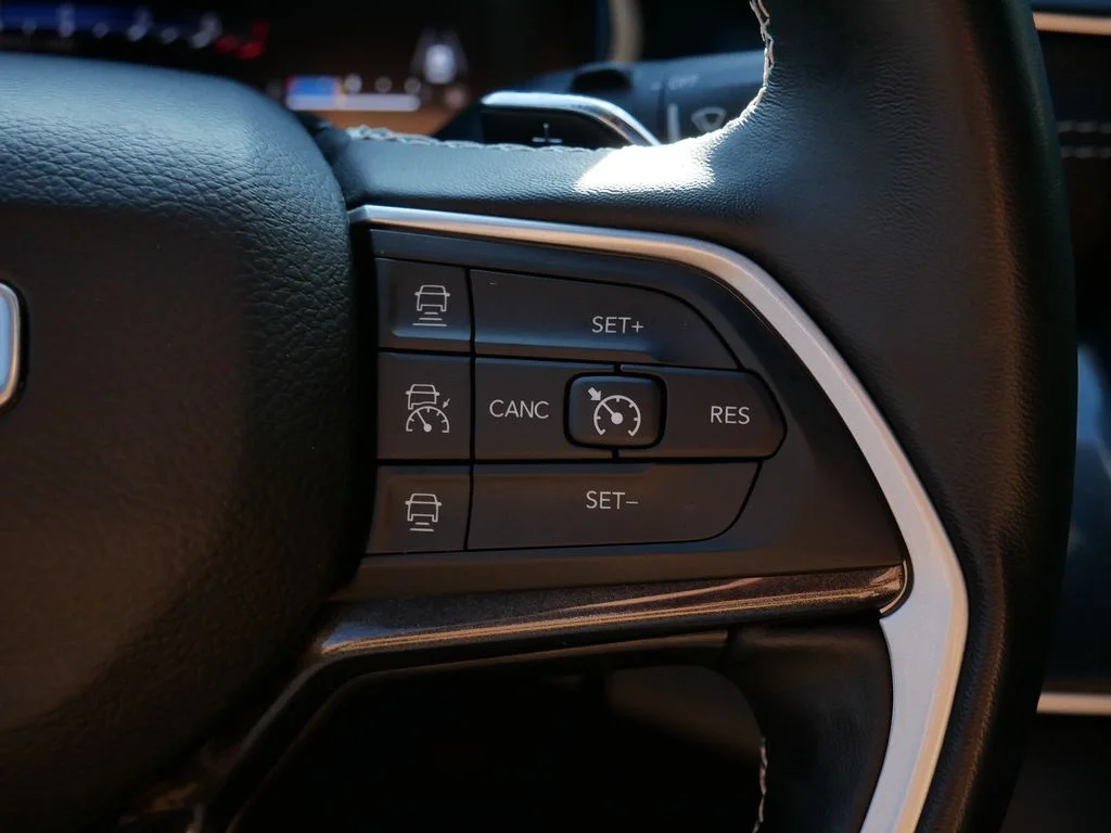 Used 2022 White Jeep Altitude image 18
