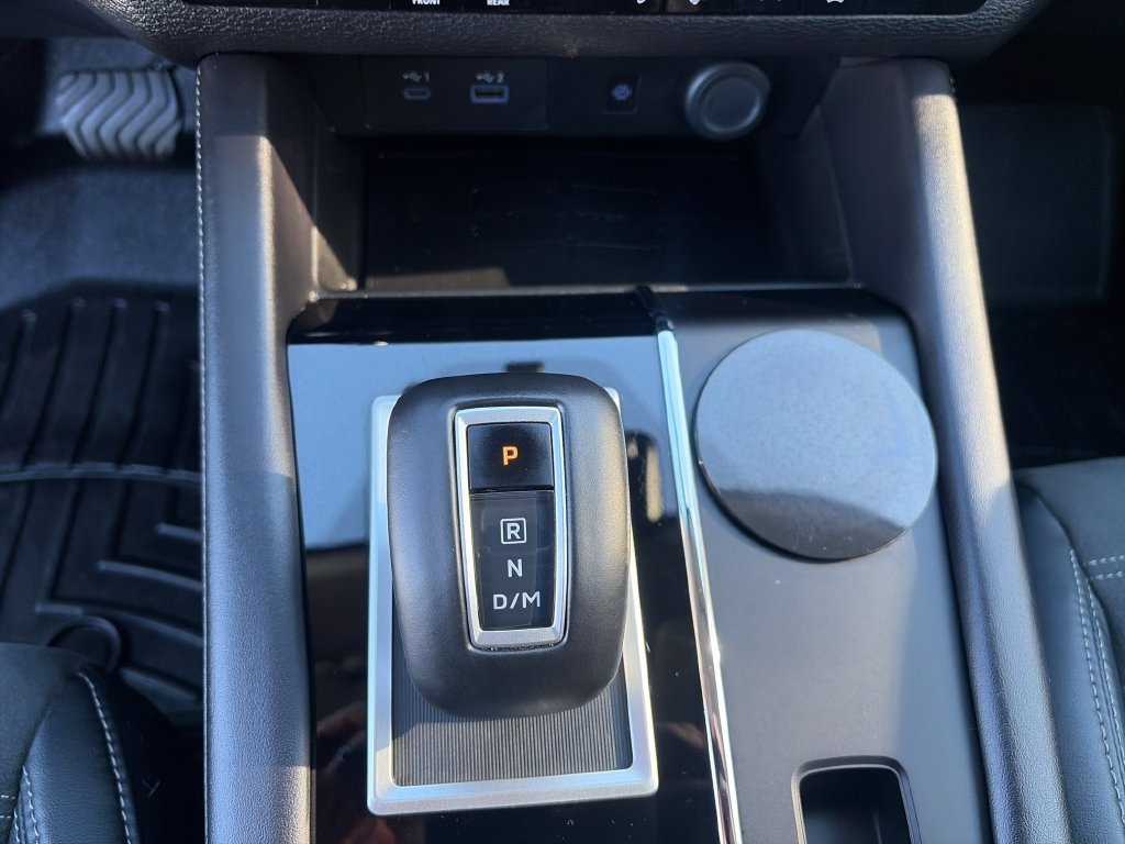 Used 2022 Silver Mitsubishi SE image 23