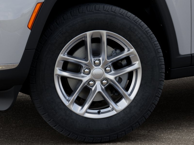 New 2025 Bright White Clear-Coat Exterior Paint Jeep Laredo image 49