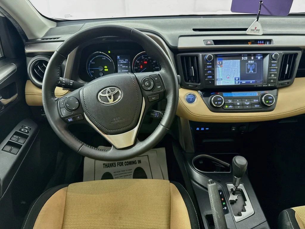 Used 2018 White Toyota XLE image 27