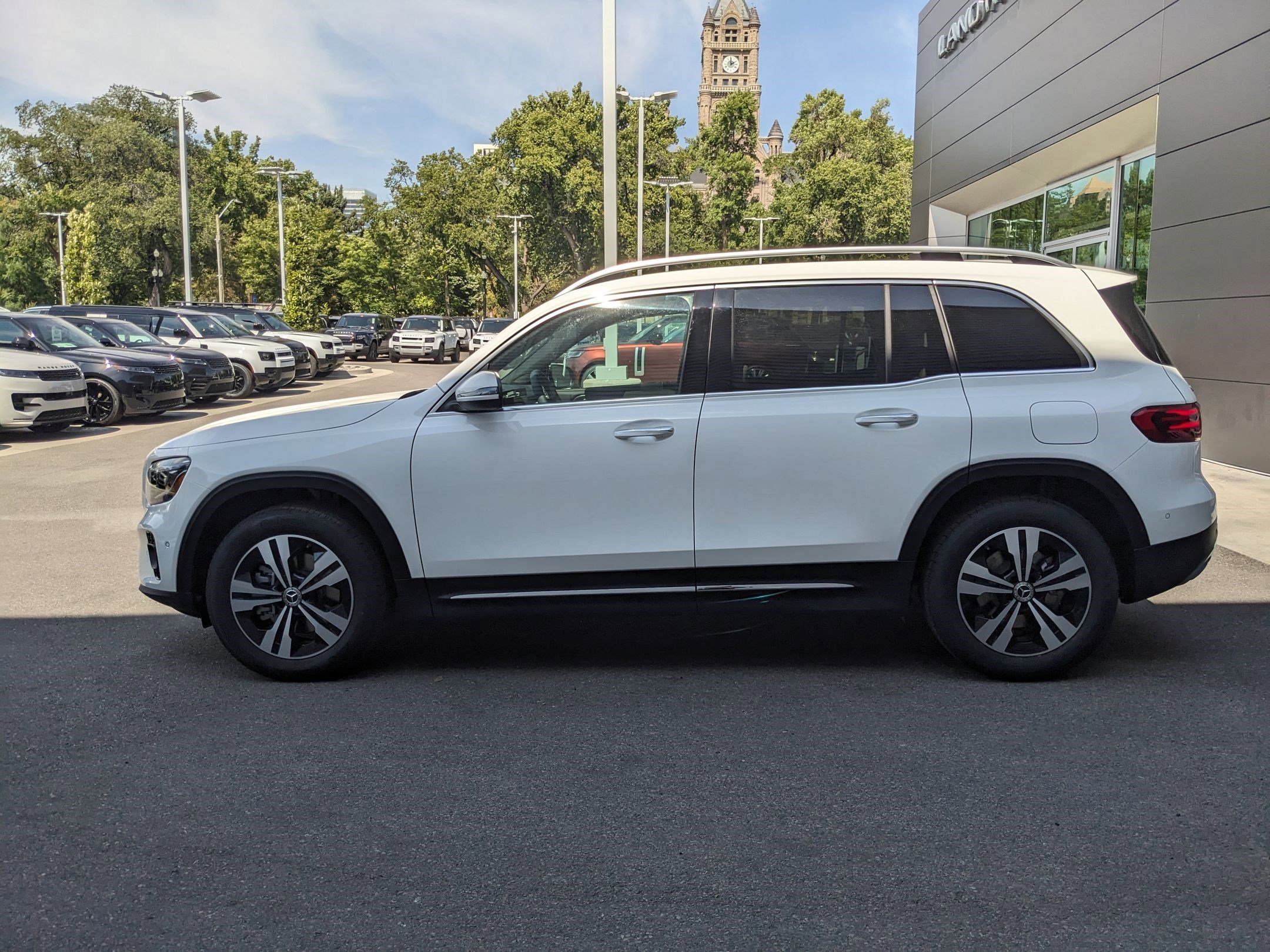 New 2025 Polar White Mercedes-Benz GLB 250 image 24