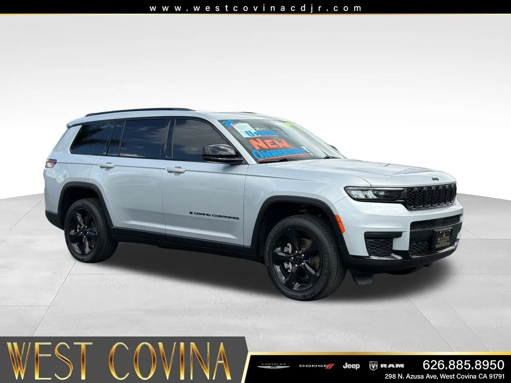 Used 2023 Silver Jeep Altitude image 1