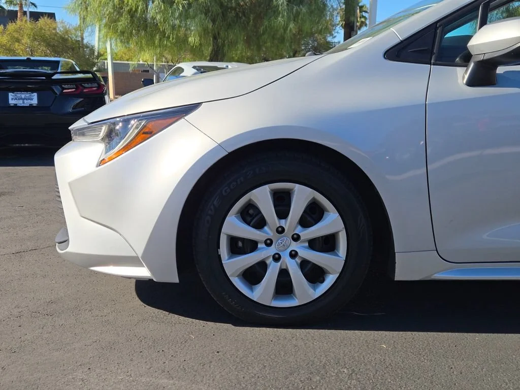 Used 2024 Classic Silver Me Toyota LE image 9