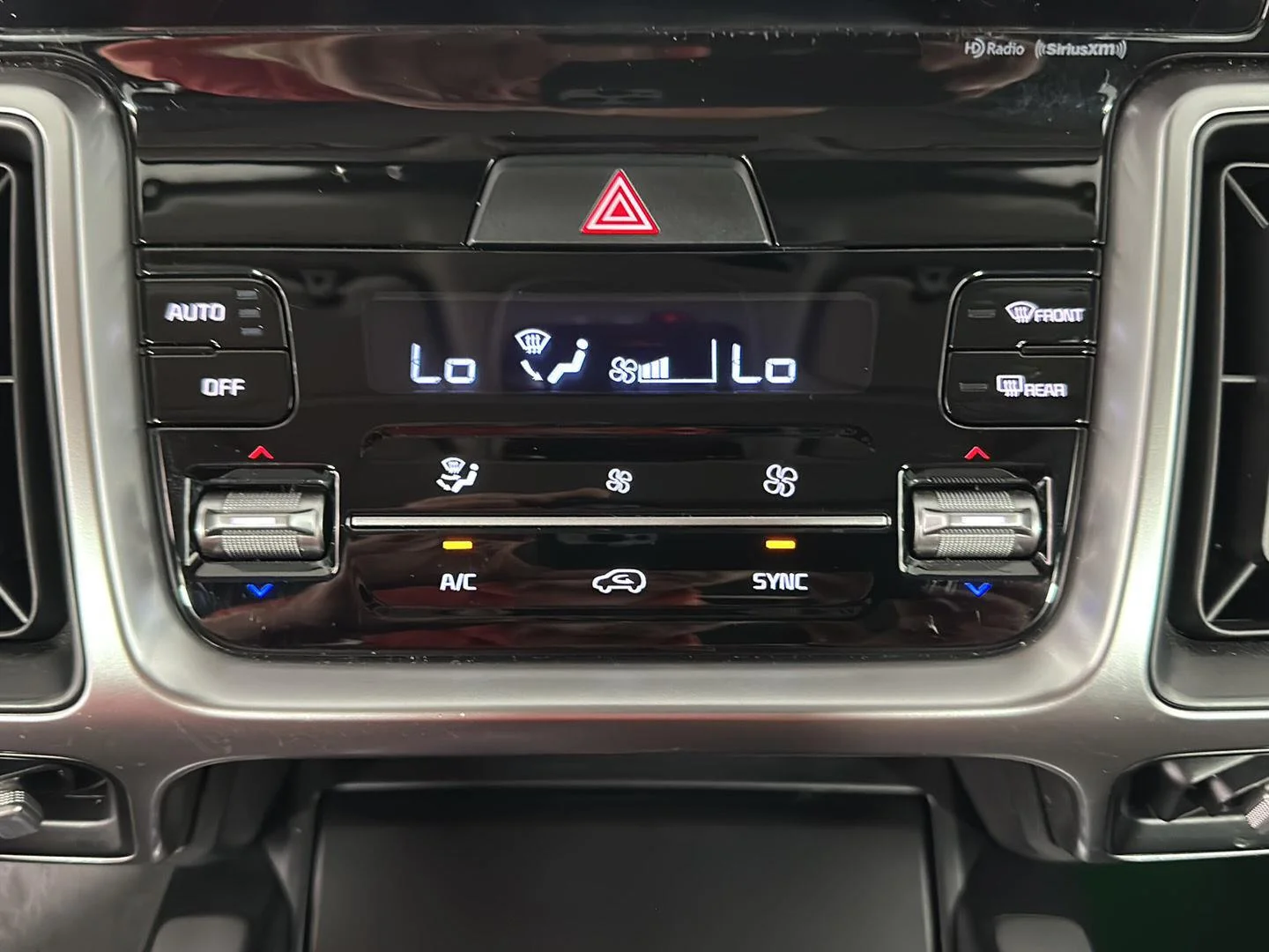 Used 2022 Glacial White Pearl Kia  image 33