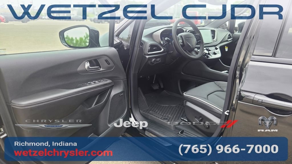 New 2027 Diamond Black Crystal Pearl-Coat Exterior Paint Chrysler Limited image 9