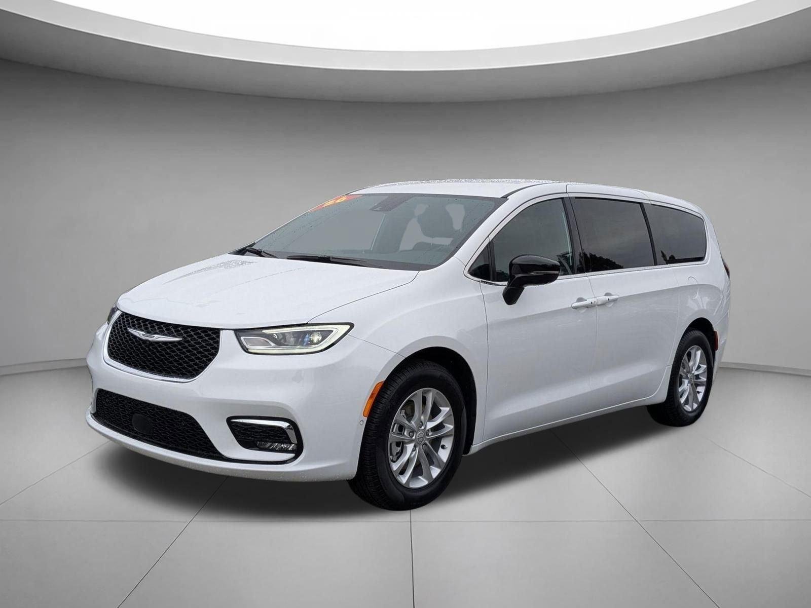 2026 Chrysler Pacifica Select's photo