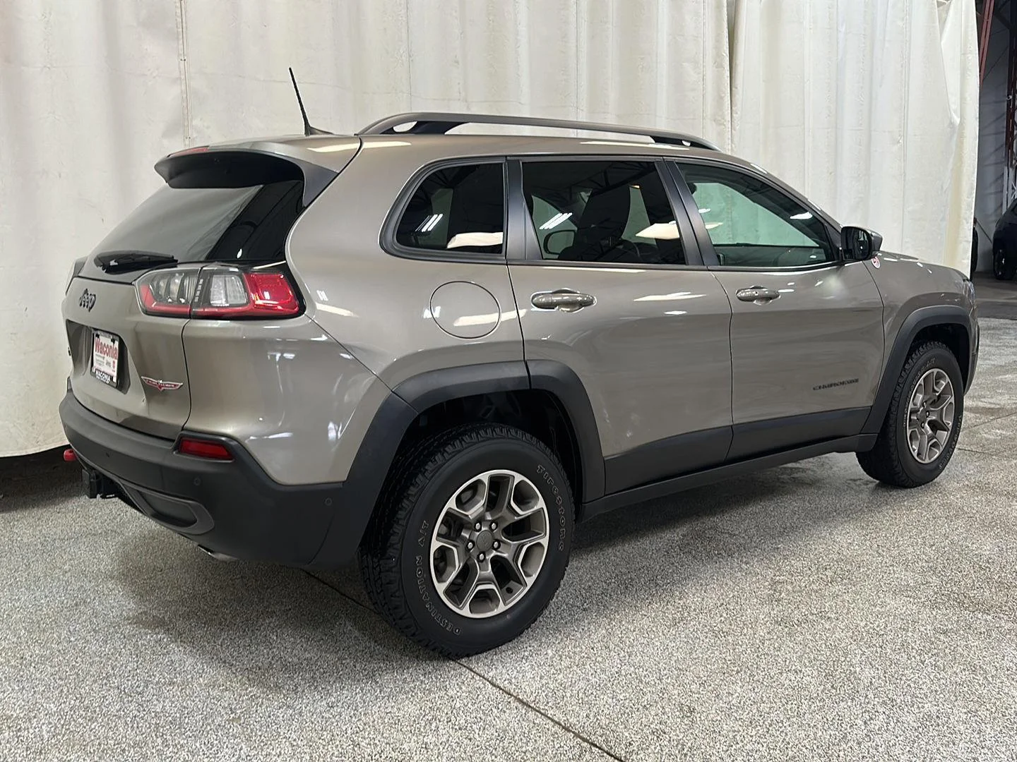 Used 2021 Olive Green Pearlcoat Jeep Trailhawk image 5