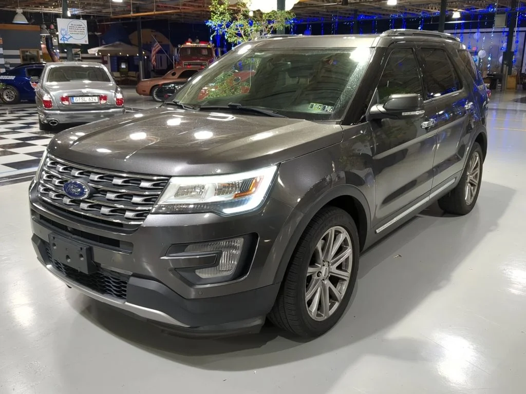 Used 2017 Gray Ford Limited image 1