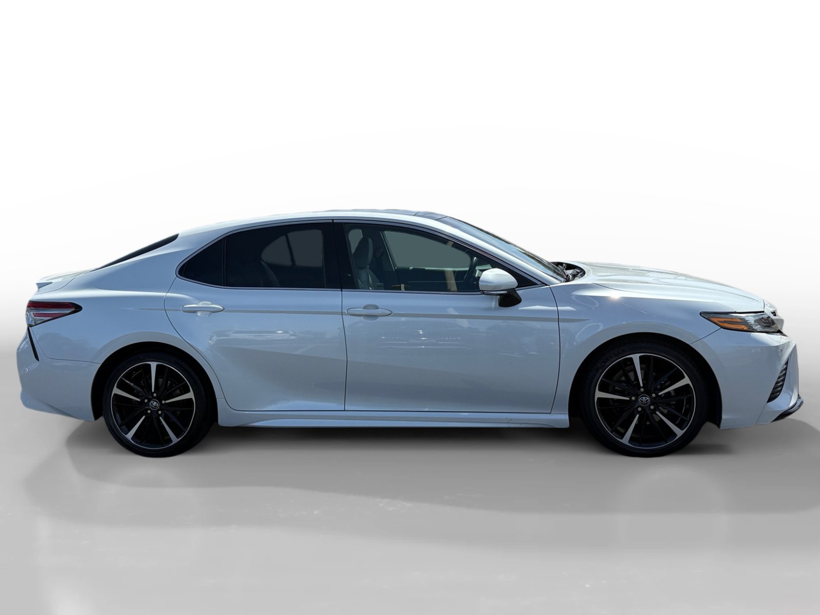 Used 2018 Pearl Toyota XSE V6 image 6