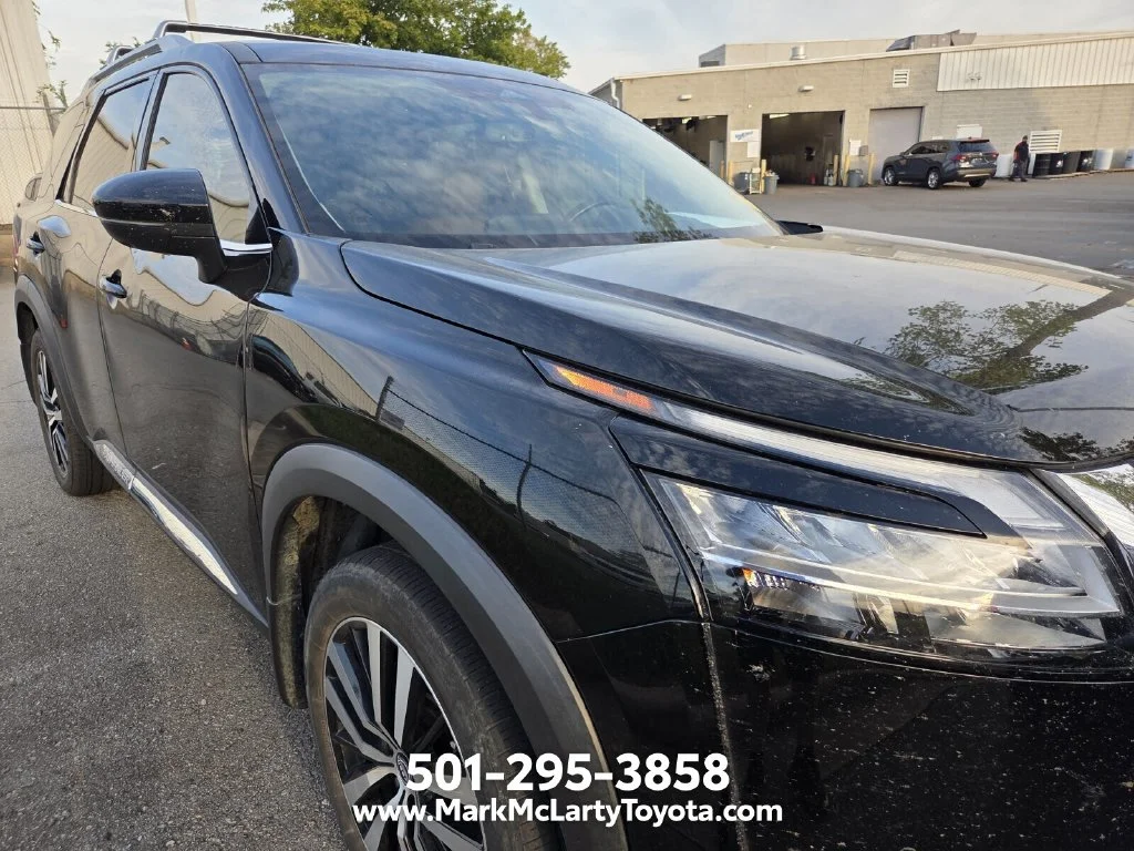 Used 2023 Black Nissan Platinum image 9