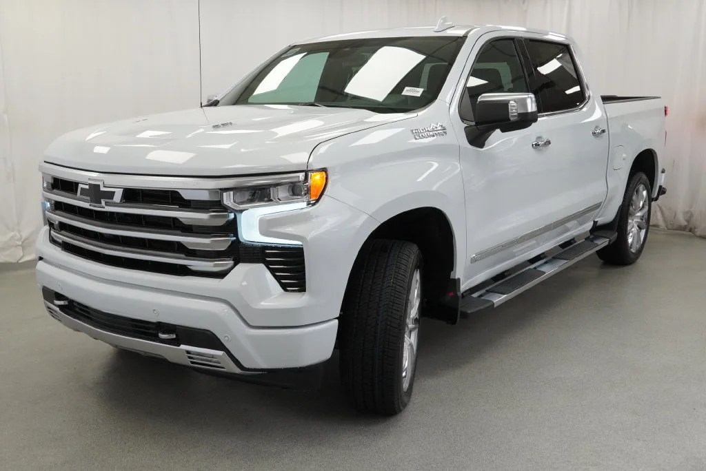 New 2026 Polar White Tricoat Chevrolet High Country image 4
