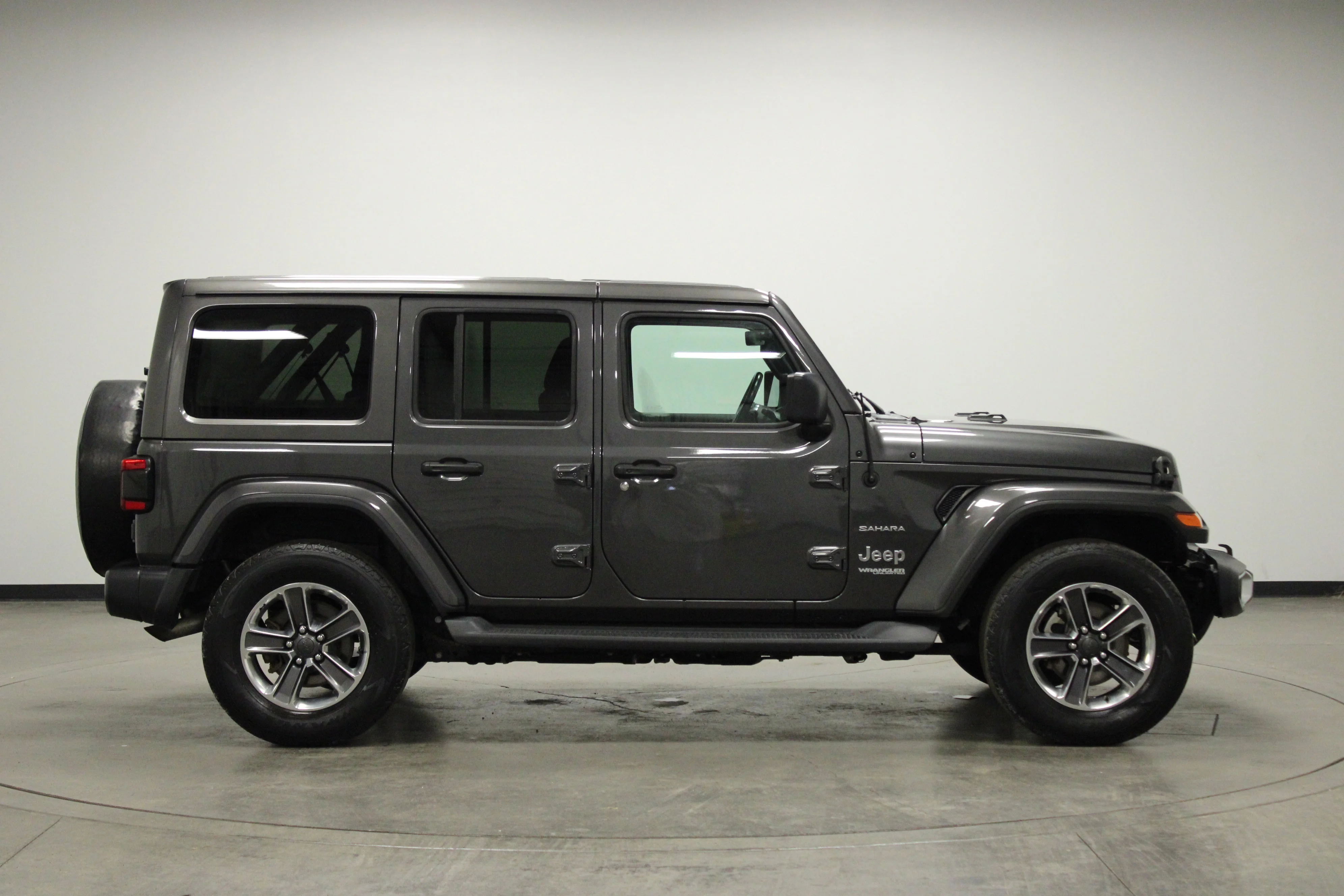 Used 2021 Granite Crystal Metallic Clearcoat Jeep Sahara image 9