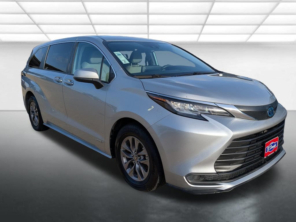 2021 Toyota Sienna LE 8-Passenger Hybrid FWD's photo