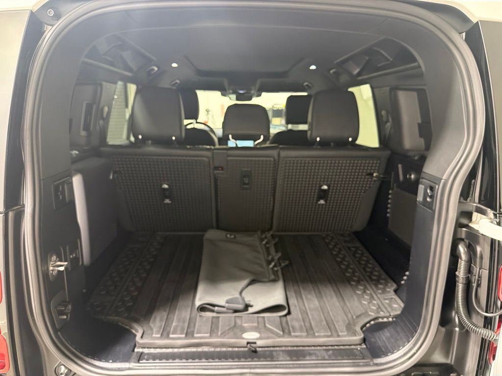 Used 2023 White Land Rover SE image 29