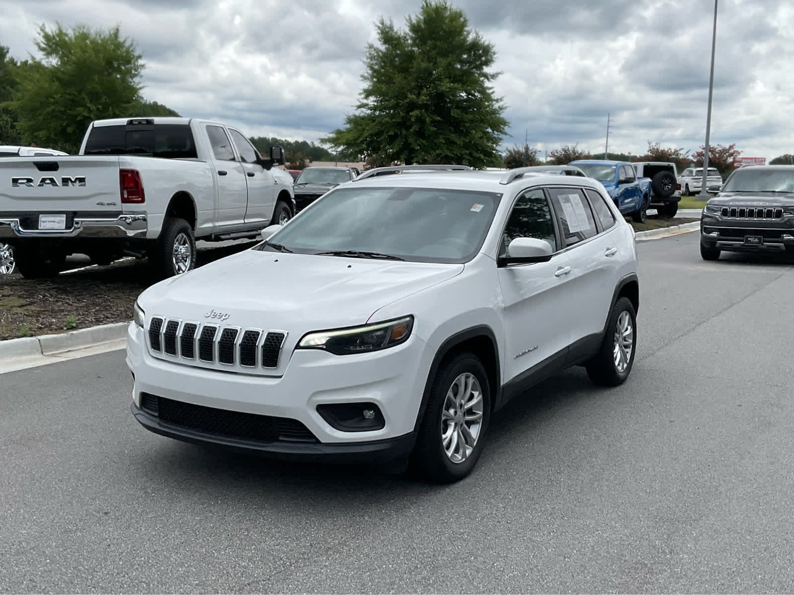Used 2019 Bright White Clearcoat Jeep Latitude image 9