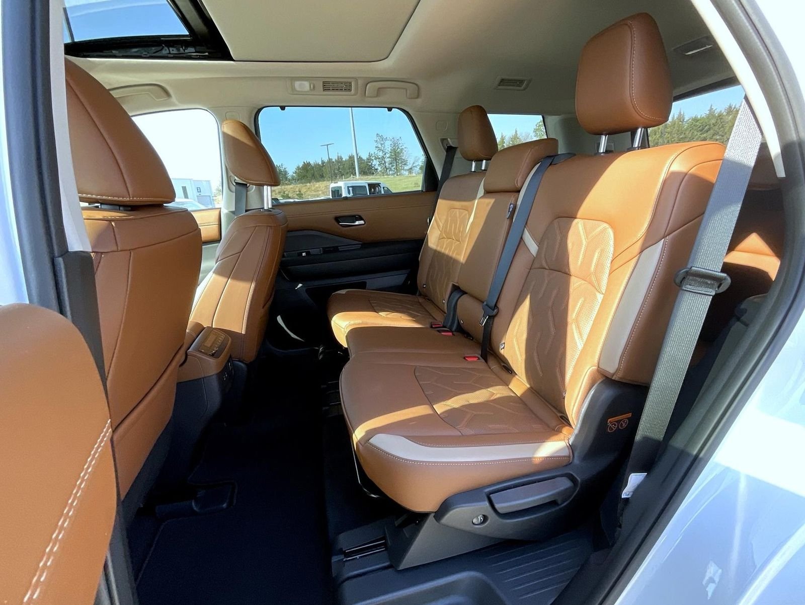 New 2026 White Nissan Platinum image 19
