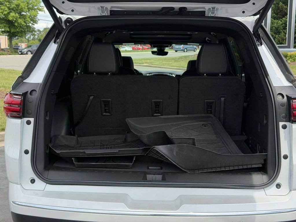 Used 2023 Iridescent Pearl Tricoat Chevrolet Premier image 14