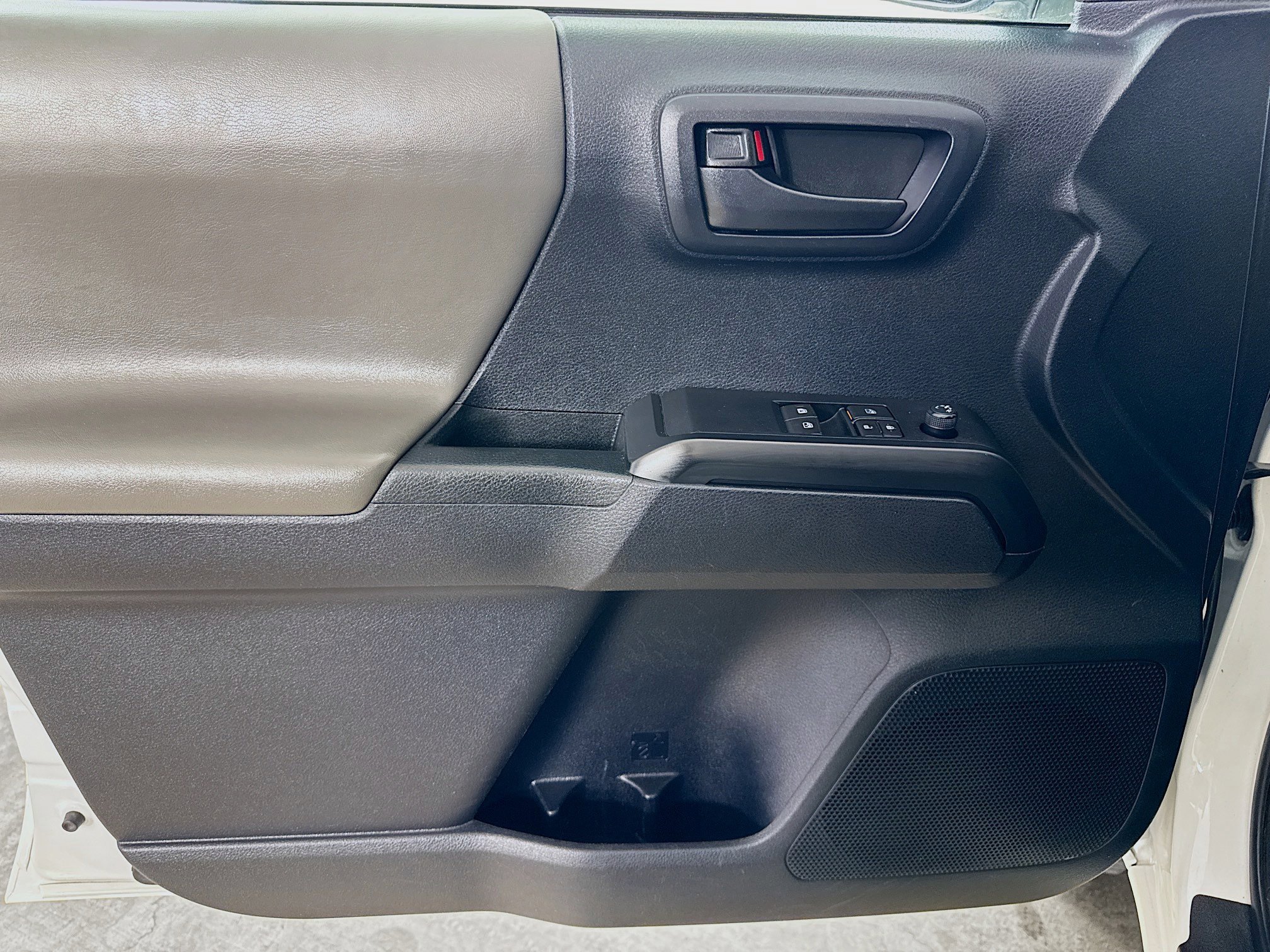 Used 2021  Toyota SR image 17