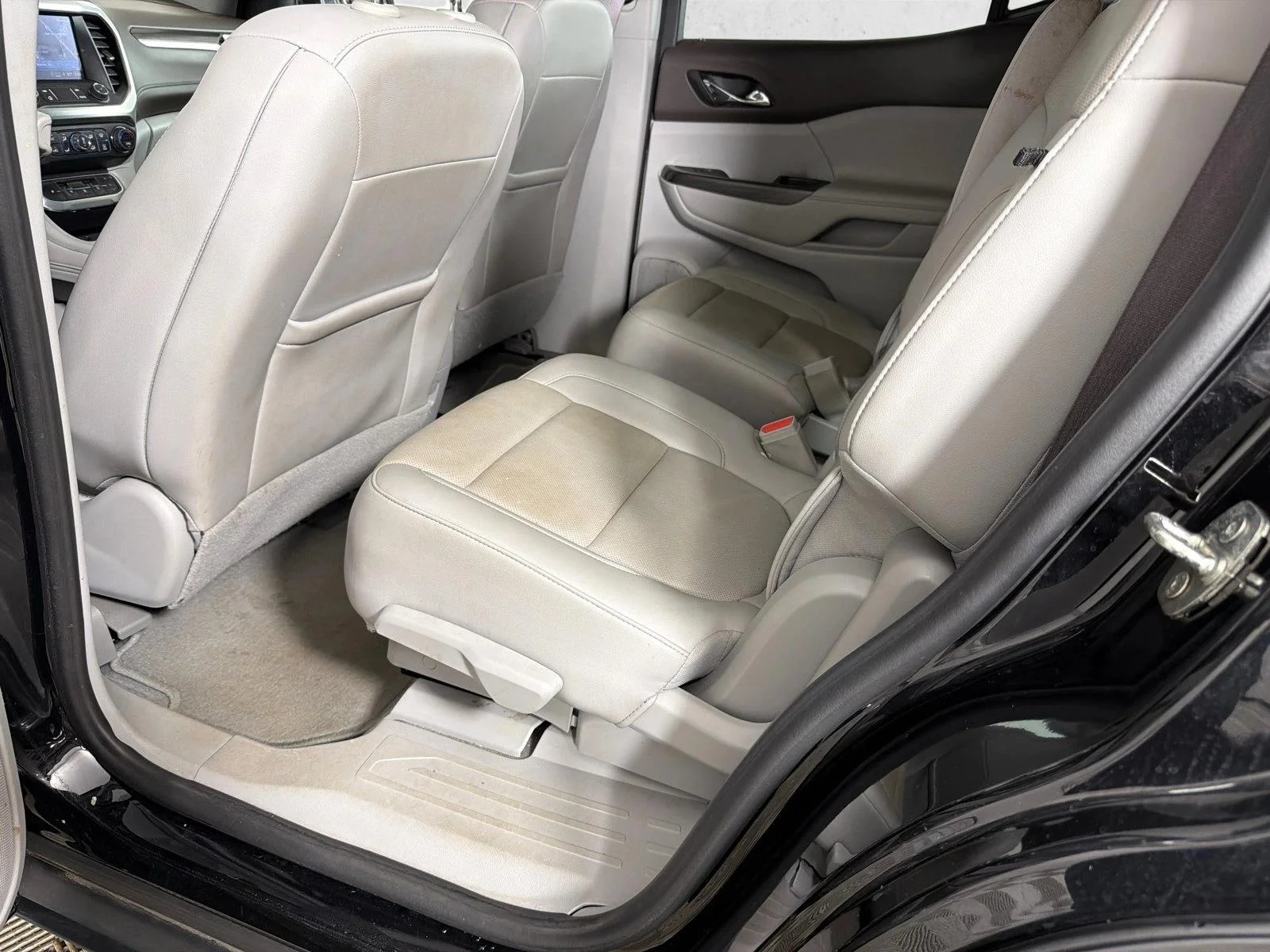 Used 2022 White GMC SLT image 23