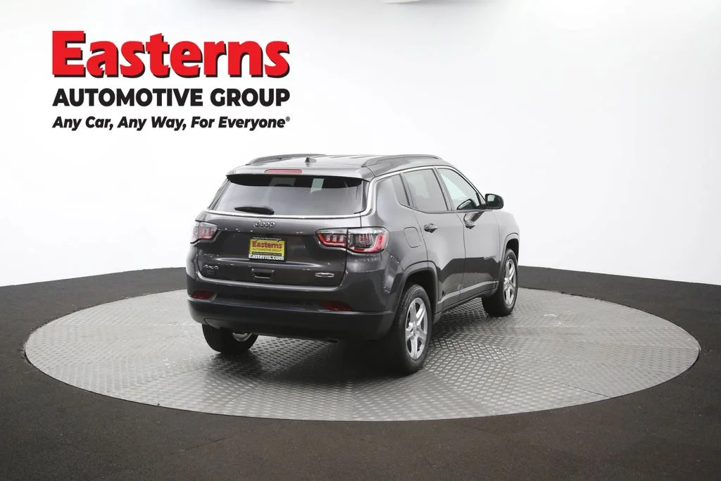 Used 2024  Jeep Latitude image 38