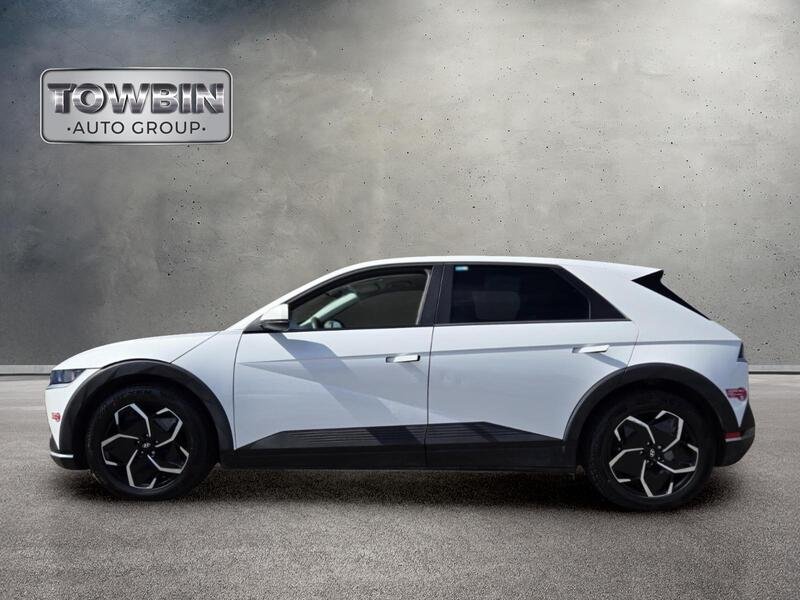 Used 2024 White HYUNDAI SEL RWD image 7