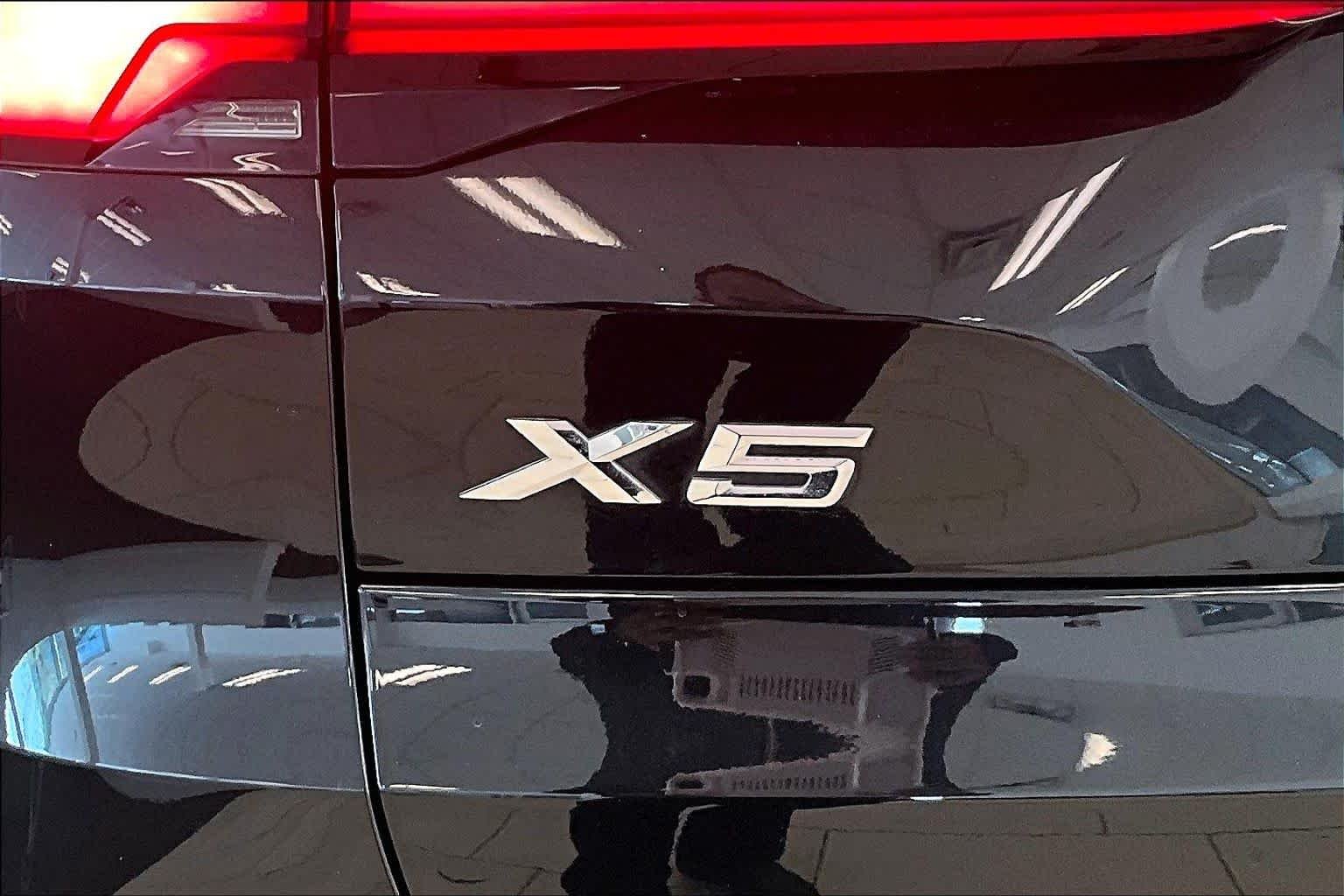 Used 2024 Black Sapphire Metallic BMW xDrive40i image 30