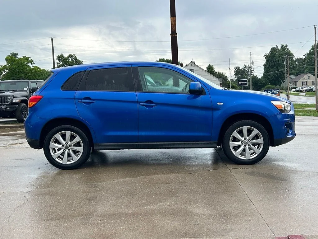 Used 2015  Mitsubishi ES image 5