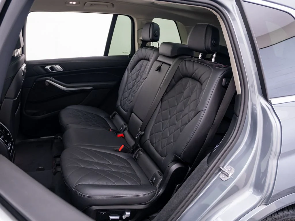 Used 2024 Gray BMW xDrive40i image 17