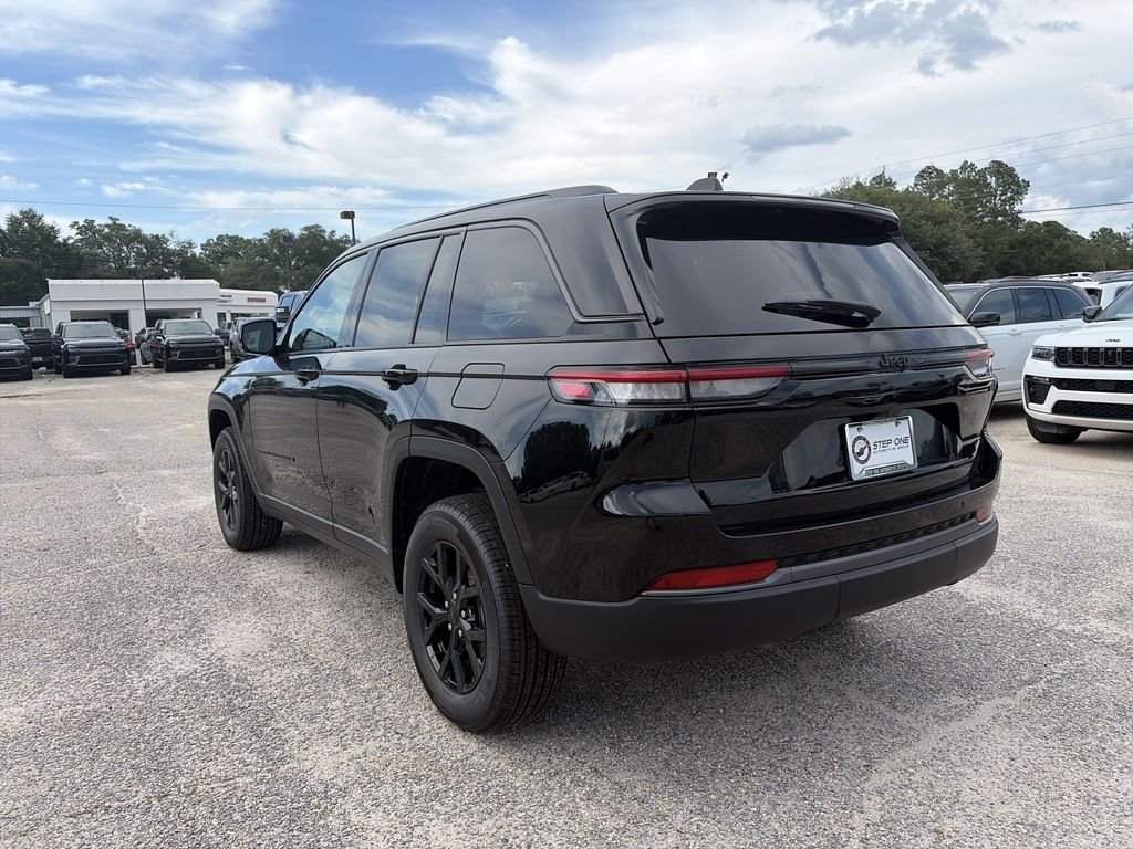 New 2026 Diamond Black Crystal Pearl-Coat Exterior Paint Jeep Altitude image 4