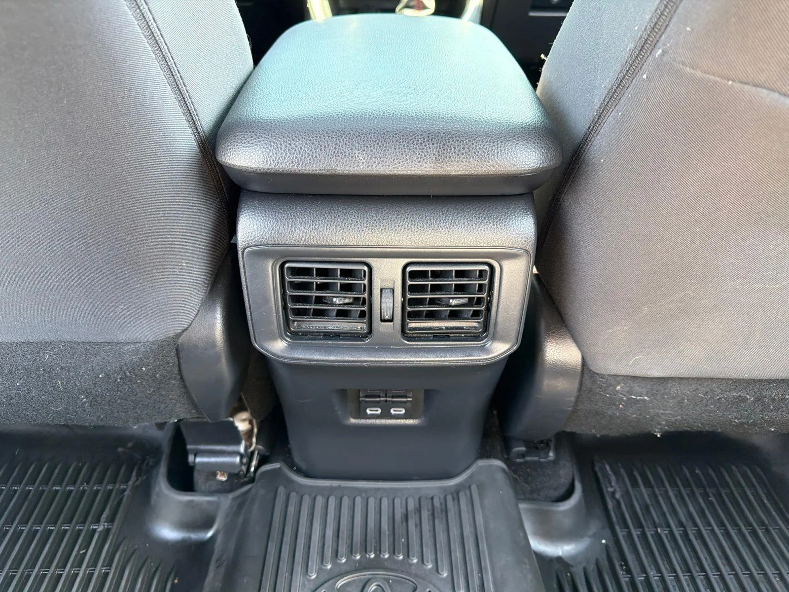 2023 Toyota RAV4 SE - Photo 18
