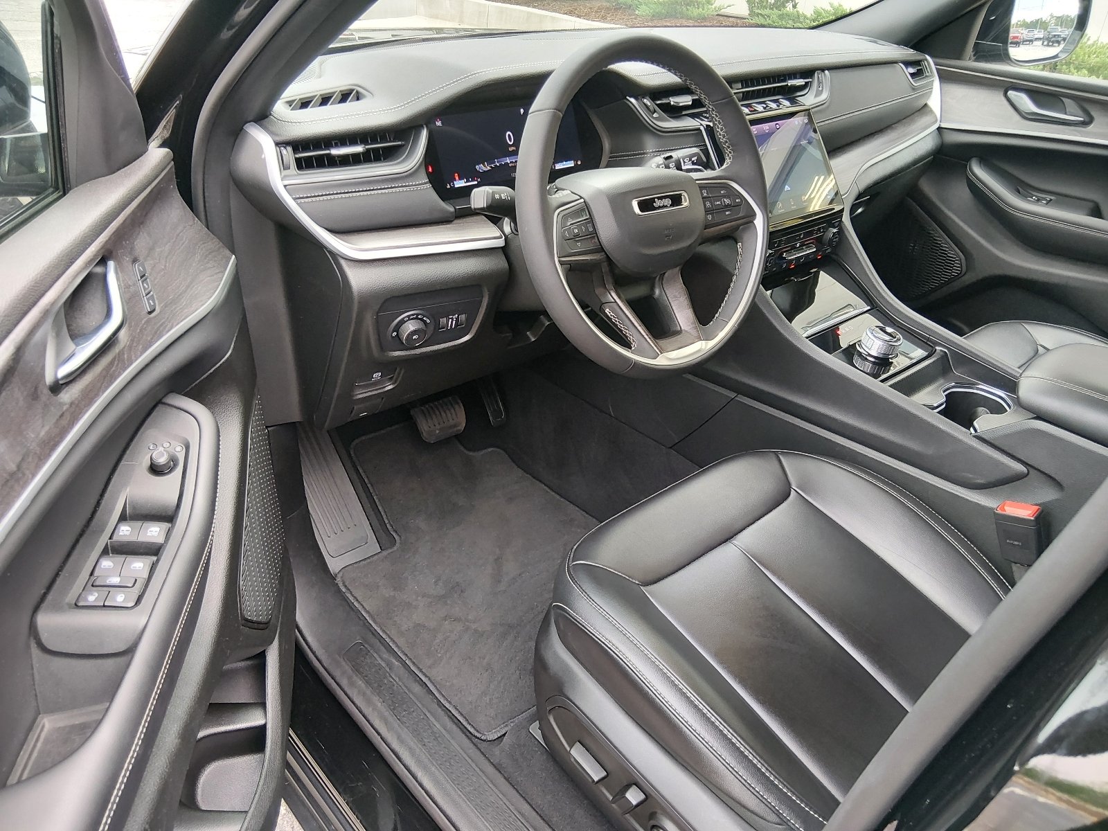 Used 2025 Diamond Black Crystal Pearl Coat Jeep Limited image 9