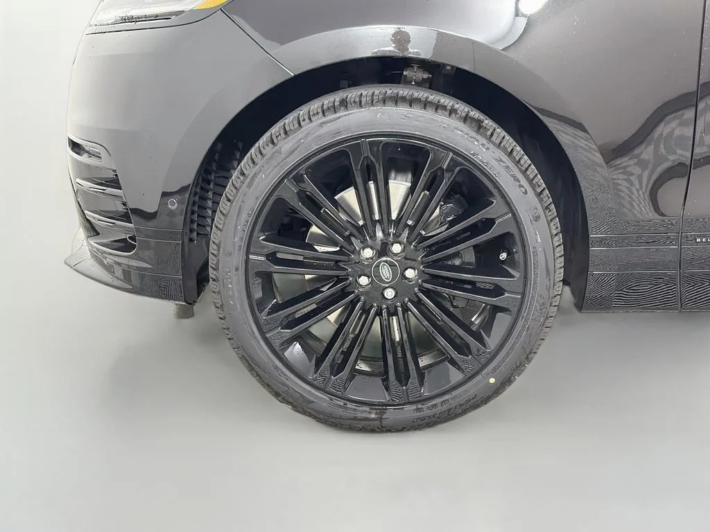 New 2026 Santorini Black Land Rover Belgravia Edition image 33