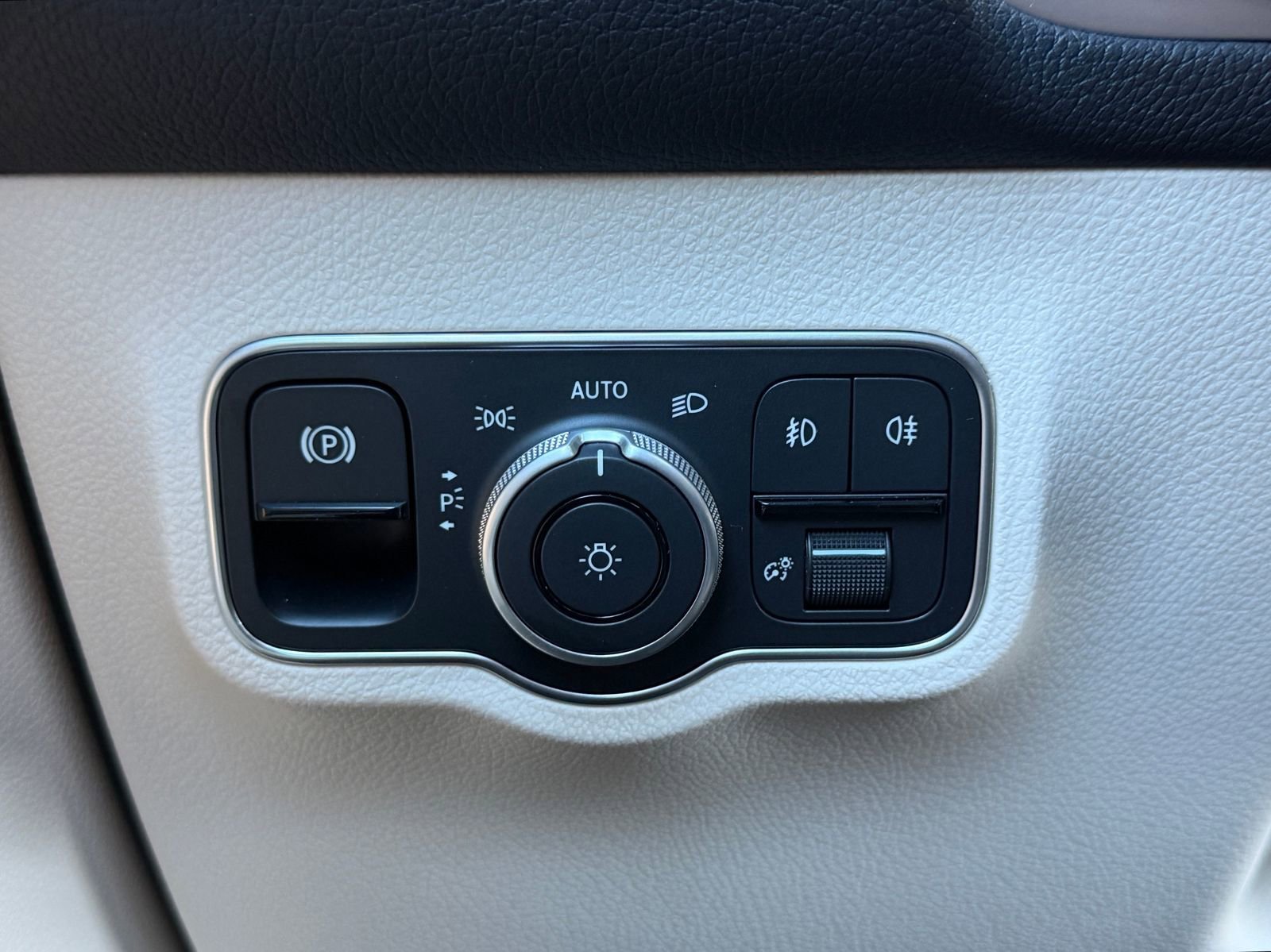 New 2026 Polar White Mercedes-Benz GLB 250 image 47