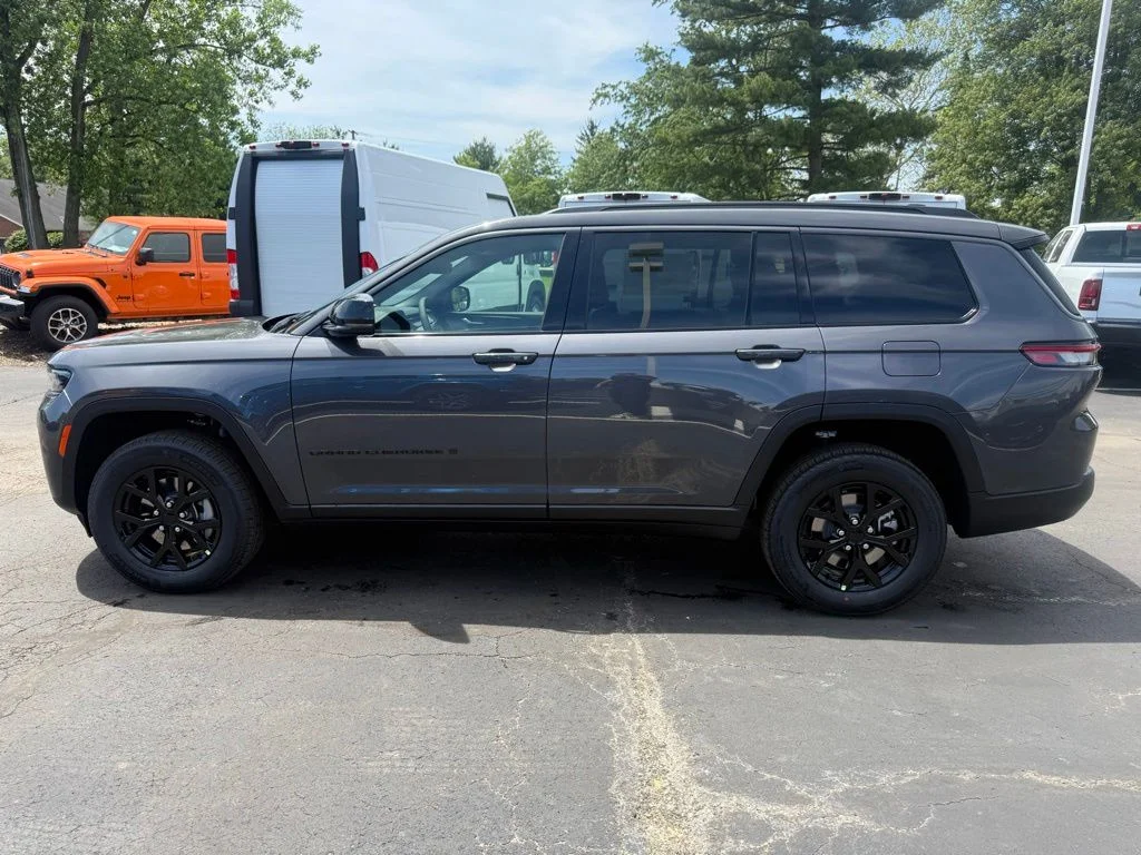 New 2026 Baltic Gray Metallic Clear-Coat Exterior Paint Jeep Laredo image 6
