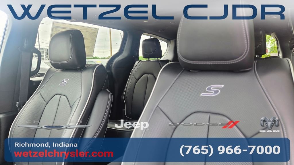 New 2027 Diamond Black Crystal Pearl-Coat Exterior Paint Chrysler Limited image 16