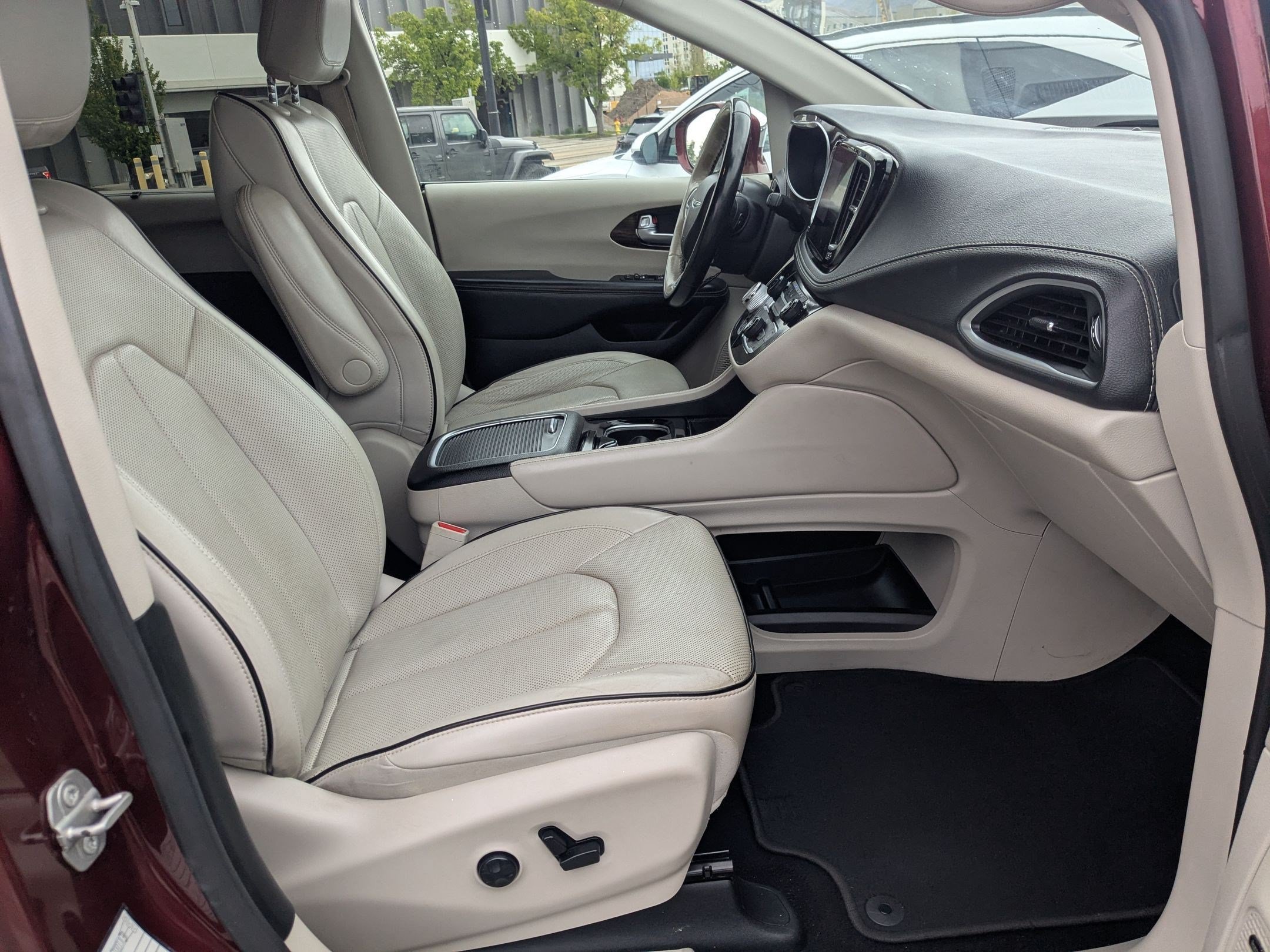 Used 2021 Velvet Red Pearlcoat Chrysler Limited image 28