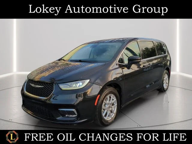 2023 Chrysler Pacifica Touring L's photo