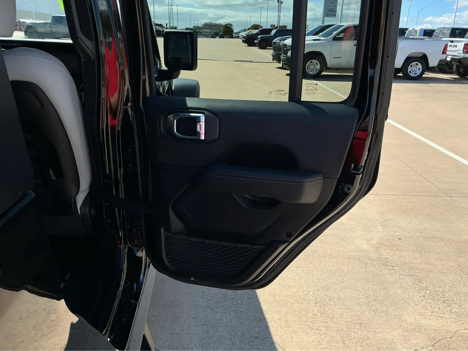 Used 2023 Black Clearcoat Jeep Mojave image 19