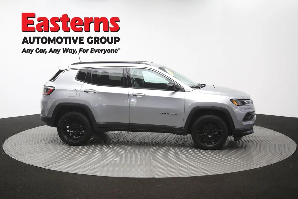 Used 2022 Silver Jeep Latitude image 44