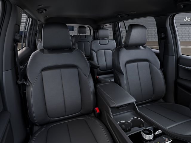 New 2026 Diamond Black Crystal Pearl-Coat Exterior Paint Jeep Limited image 17