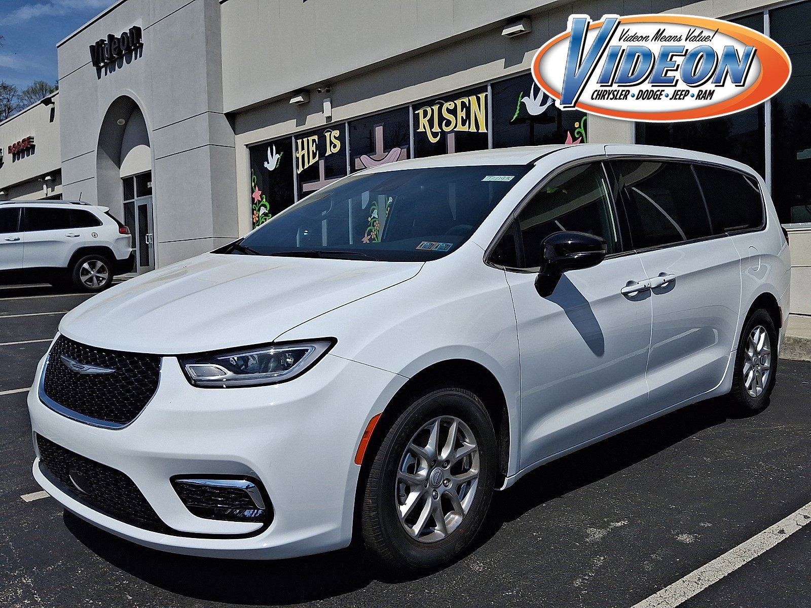 2026 Chrysler Pacifica Select's photo