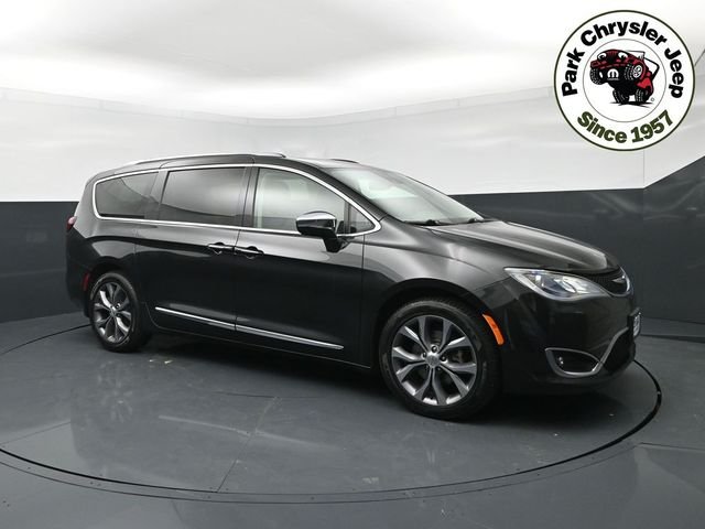 2020 Chrysler Pacifica Limited's photo