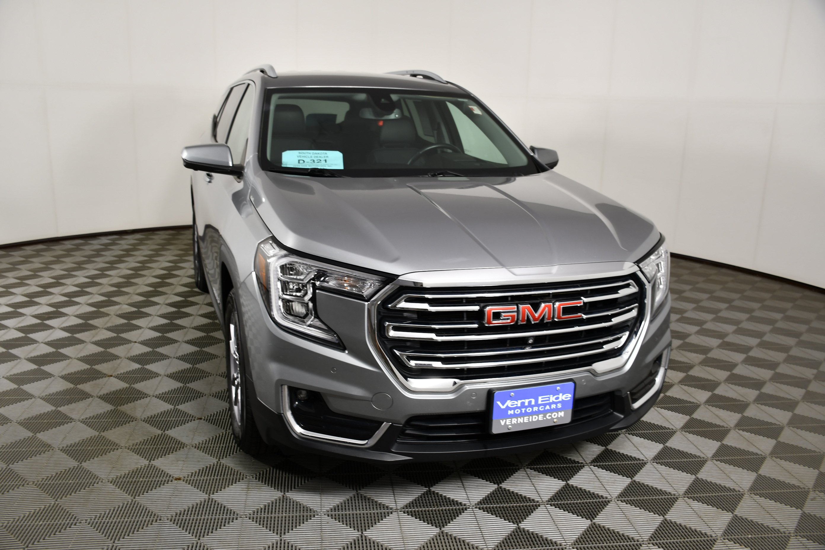 Used 2024 Sterling Metallic GMC SLT image 3