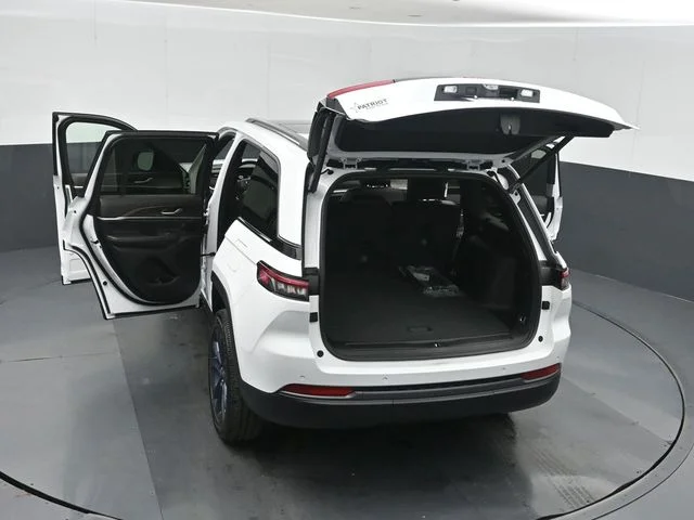 New 2026 Bright White Clear-Coat Exterior Paint Jeep  image 52