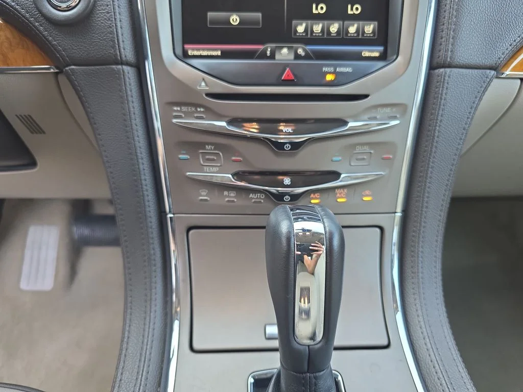 Used 2014 Smoked Quartz Metallic Tinted Clearcoat Lincoln Base image 25