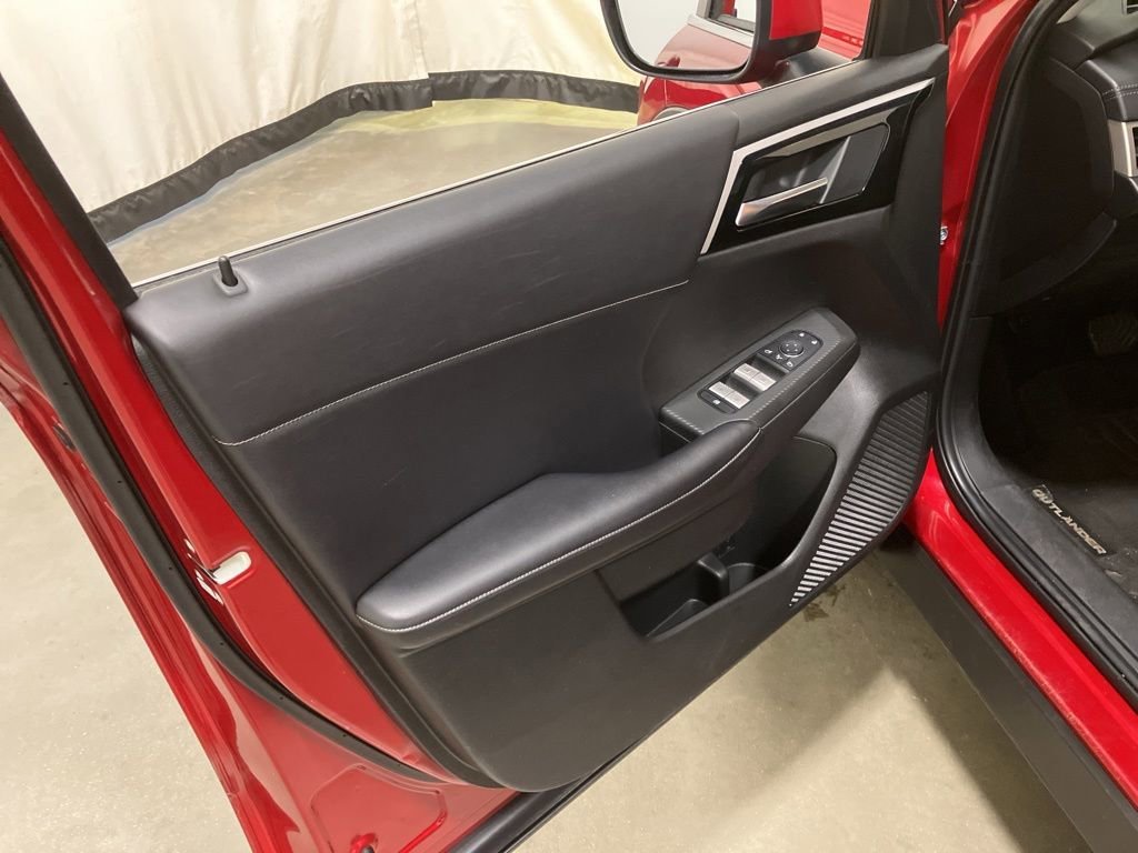 Used 2023  Mitsubishi SE image 9