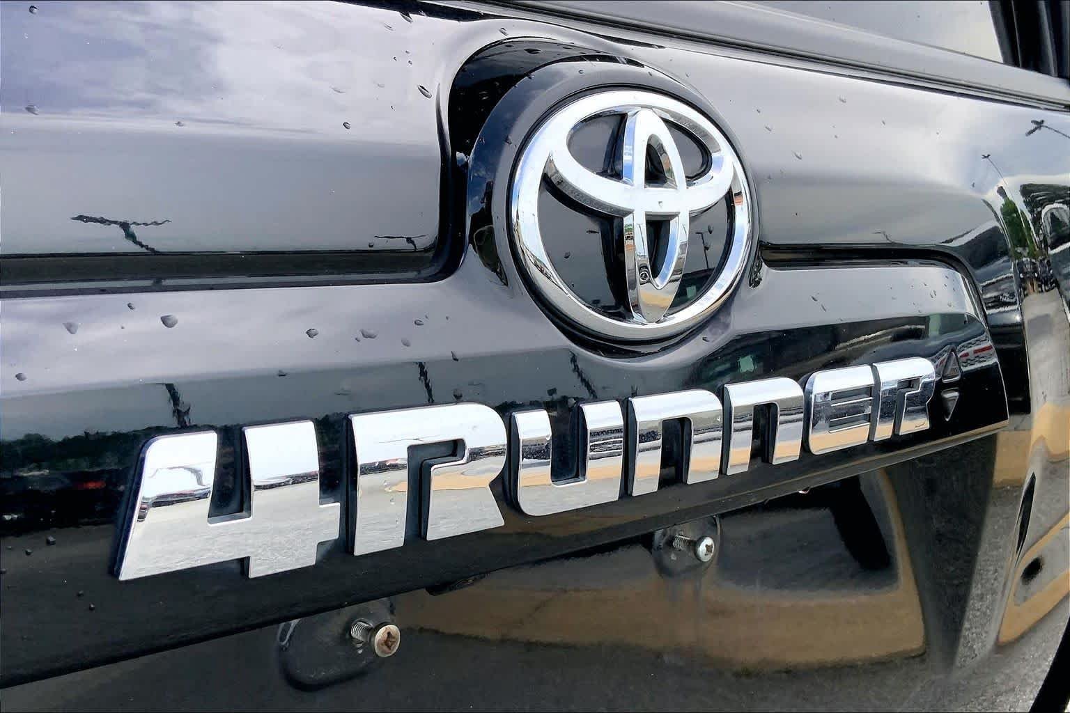 Used 2022 Midnight Black Metallic Toyota SR5 image 29
